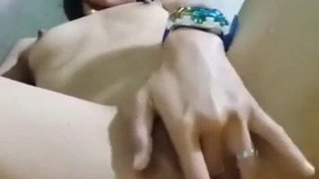 Bokep Indo Cewek Tocil Ngangkang Gesek Klitoris Sampe Basah