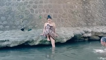 Mbak Devi Siaran Langsung Mandi di Sungai