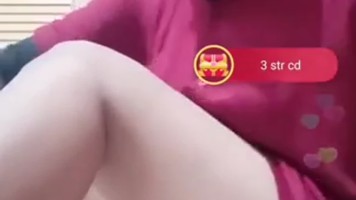 Yuyu Cewek Jilbab Duduk Pamer Paha Mulus