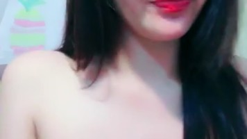 Nuna Telanjang Dada Pose Closeup